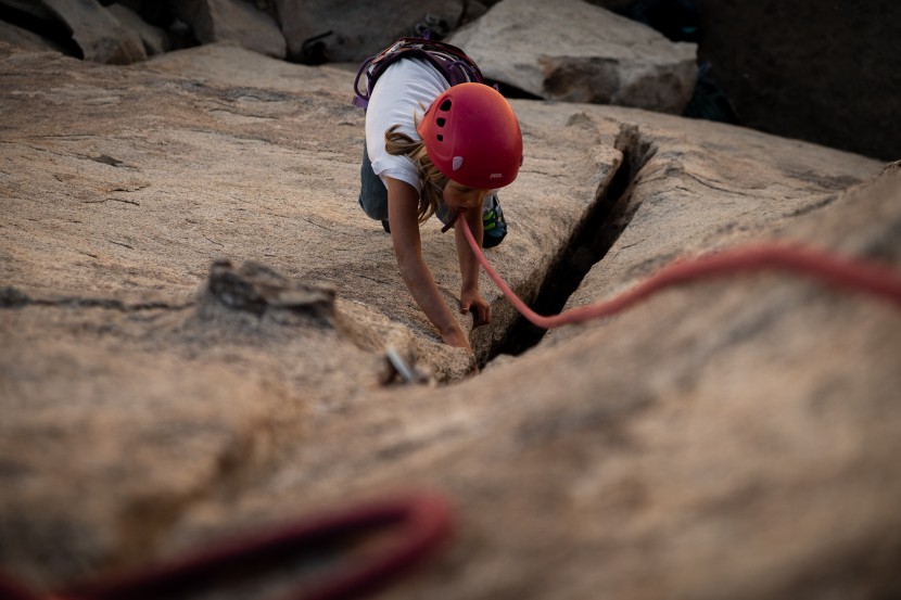 evolv venga - a tester slabbing her way up the outside of a wide crack.