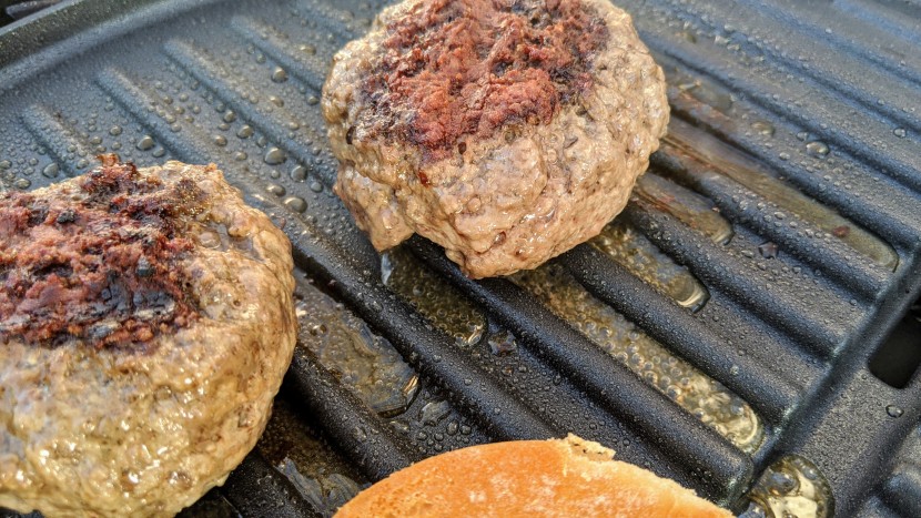 george foreman indoor/outdoor 15+ - as is the george foreman style, this grill top sucks fat from meat...