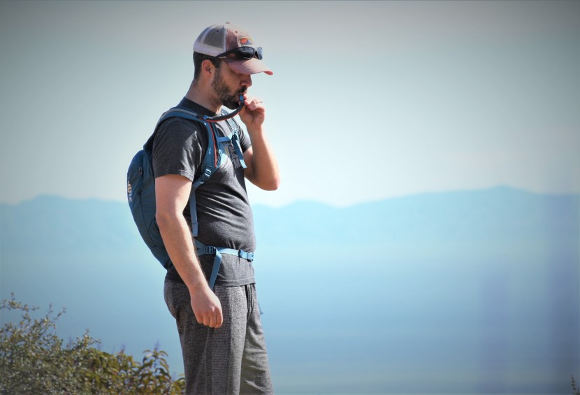 thule vital 6l - the retrakt drinking hose retention system keeps the bite valve...