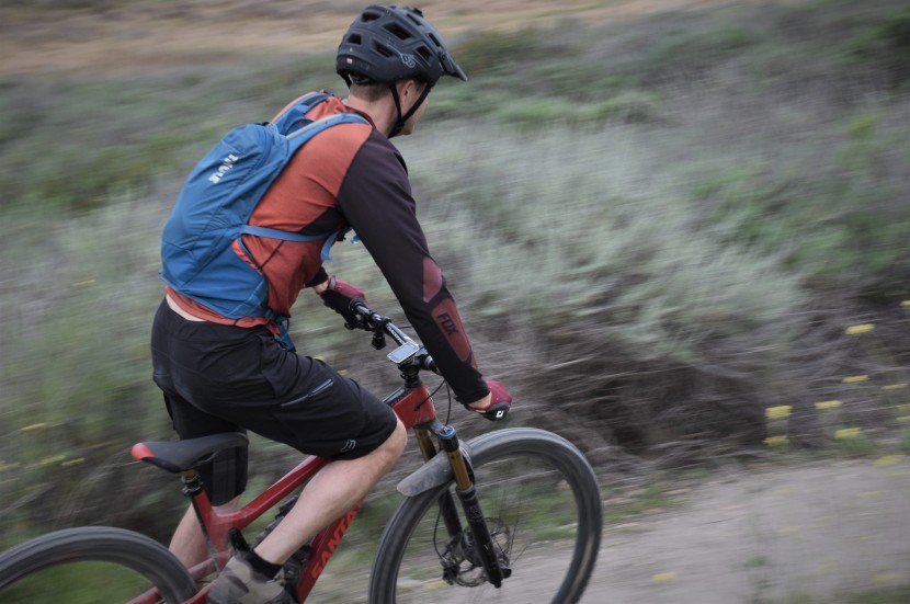 thule vital 6l - the extra-wide hip belt on the vital 6 hugs your body and helps keep...