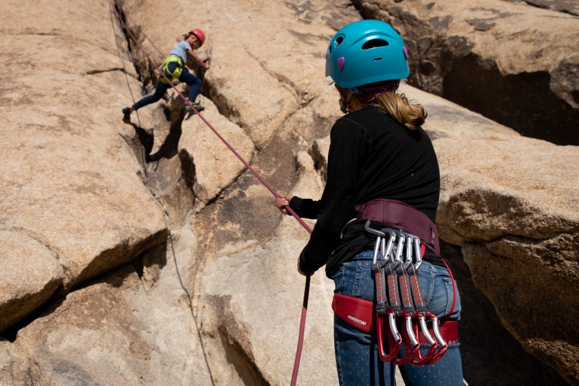 black diamond momentum - kid&#039;s - watch me here! sisters climbing together.