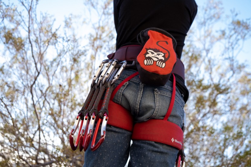 black diamond momentum - kid&#039;s - on the left side, the gear loop ends up behind the climbers back.