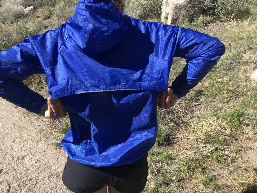 brooks lsd pullover for women - well-placed back vents help with this jacket&#039;s breathability.