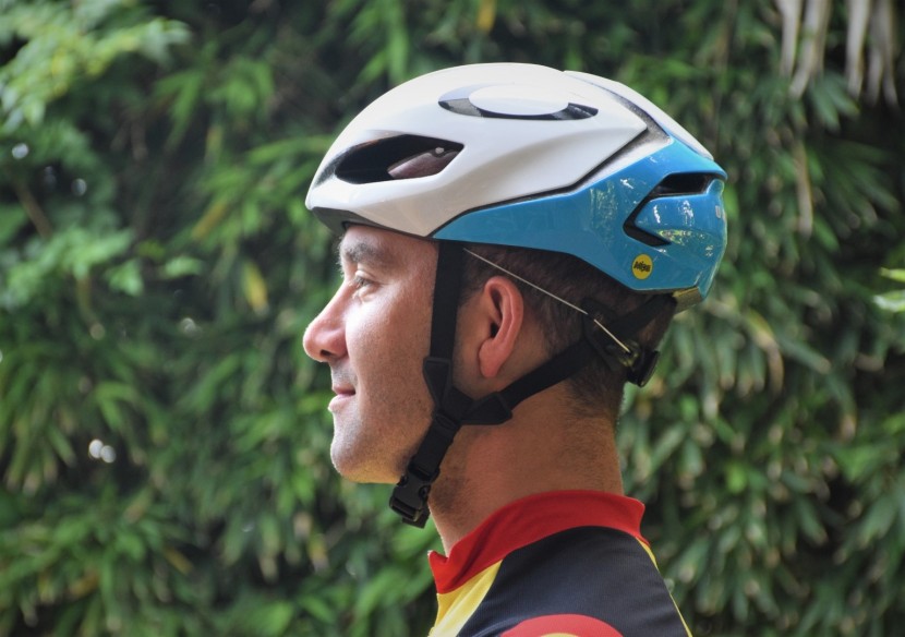 the aro5 has a sleek and low-profile semi-aerodynamic design.