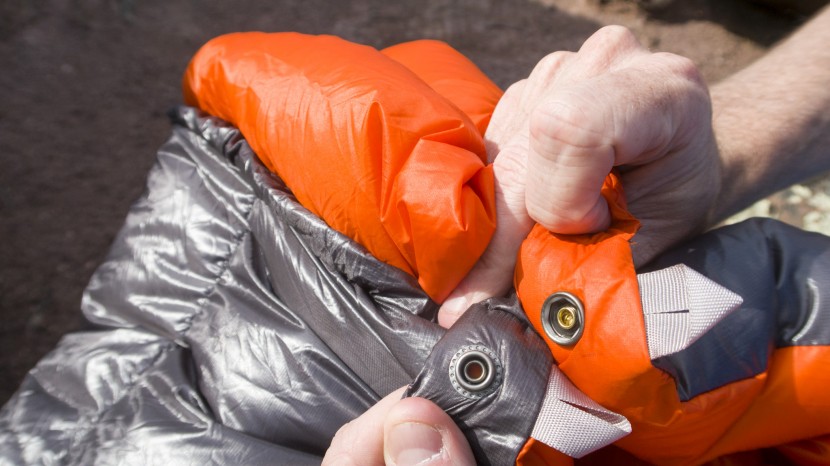 rei co-op magma trail quilt 30 - the rei trail magma 30 quilt utilizes a button snap at the top of...