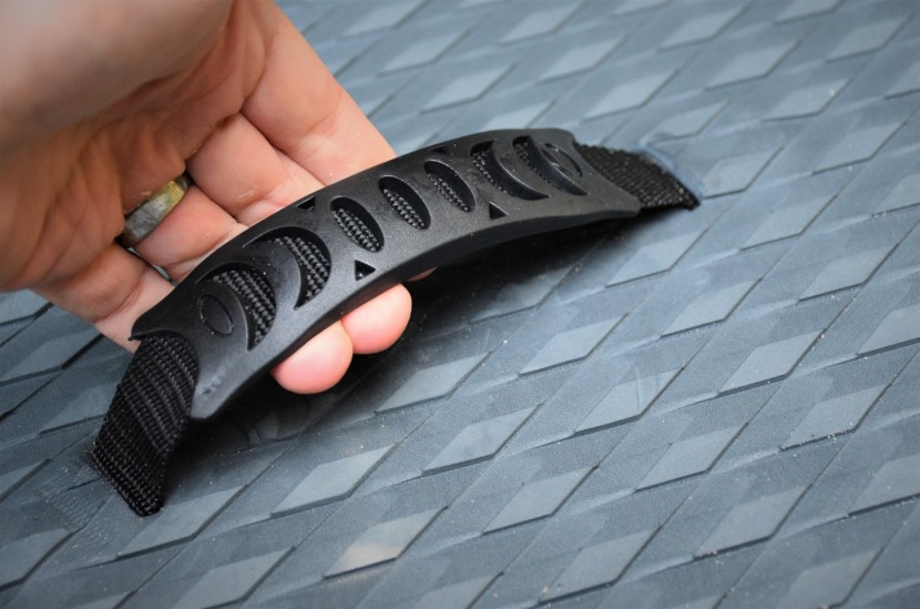 serenelife inflatable - the main central grab handle is reinforced for easy transport.