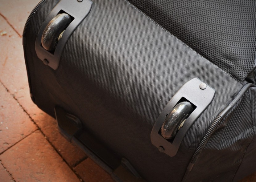 the included carrying bag also includes roller wheels for convenience.