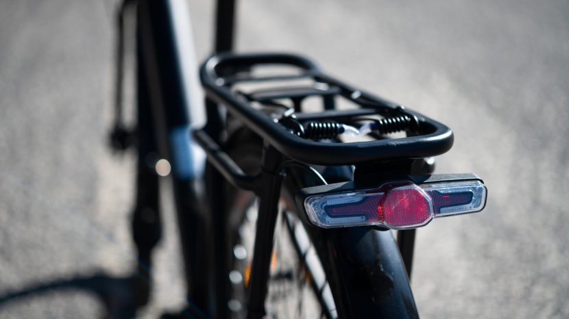 macwheel ranger 500 - features like fenders, a cargo rack, and front ad rear lights add...