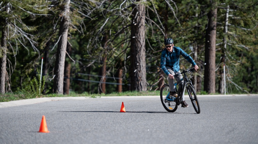 ancheer 27.5-inch blue spark electric bike - testing the blue spark&#039;s handling on our figure-eight course.