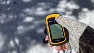 Garmin - 010-00970-00 - eTrex 10 GPS portable de randonnée - Fond  cartographique mondial - Jaune/Noir : : High-Tech