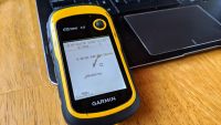 Garmin - 010-00970-00 - eTrex 10 GPS portable de randonnée - Fond  cartographique mondial - Jaune/Noir : : High-Tech