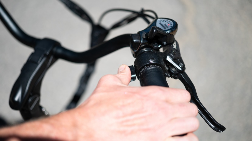 ecomotion e-city - the thumb throttle by the right grip can be turned off or removed...