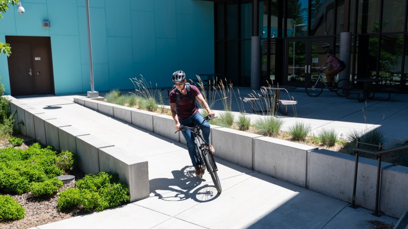 ecomotion e-city - handling was generally smooth and predictable.