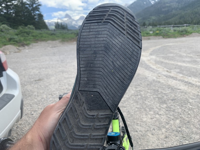 pearl izumi x-alp flow - the mixed tread pattern of the x-alp, narrow under the ball of the...