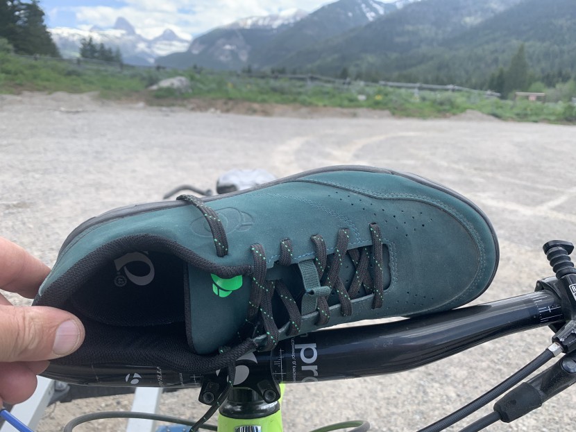 pearl izumi x-alp flow - checking out the insole of the x-alp flow
