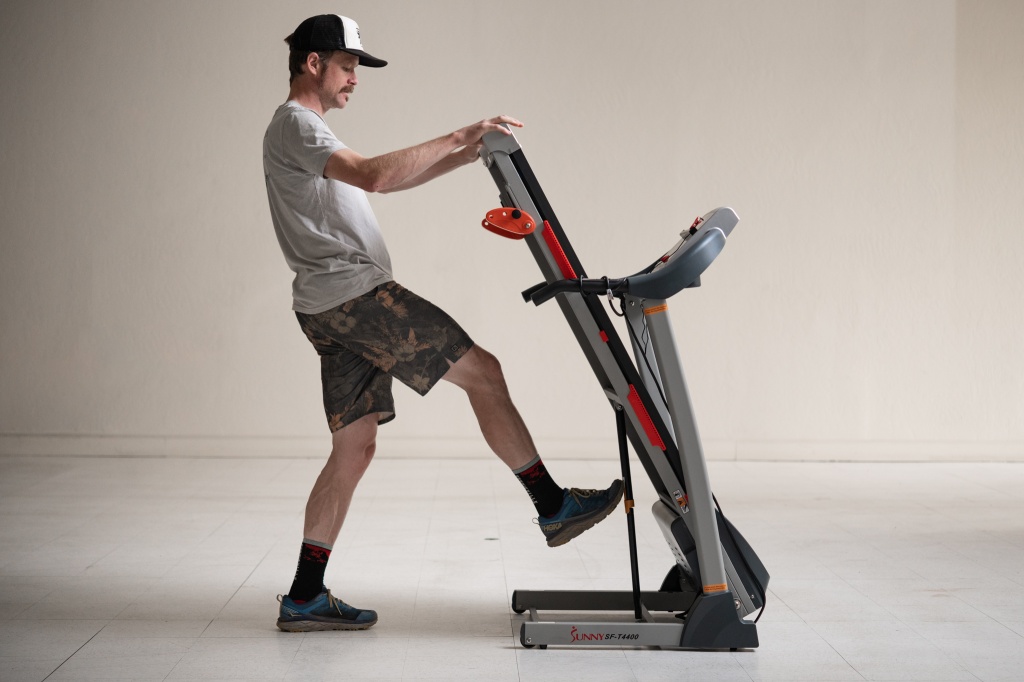 sunny health and fitness sf-t4400 folding treadmill - the sunny treadmill is basic but delightful.