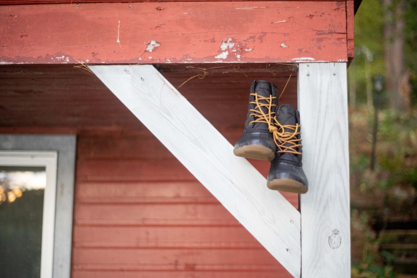 sperry saltwater duck nylon - boot modeling at a rustic cabin up in maine