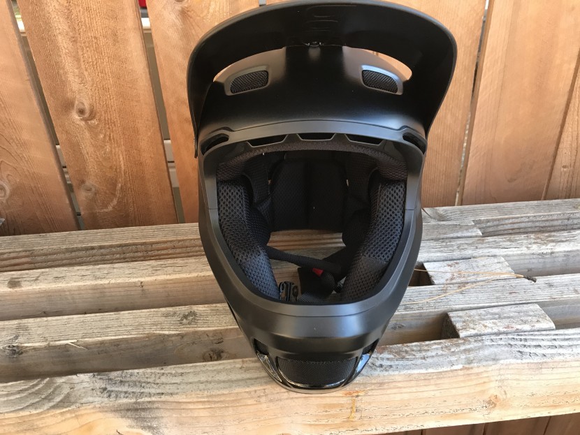 poc coron air spin - with loads of padding and a robust shell, the coron air spin isn't...