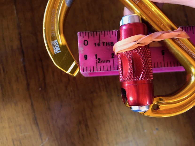 locking carabiner - we measured the gate clearance at 2.2 cm, which is pretty spacious...