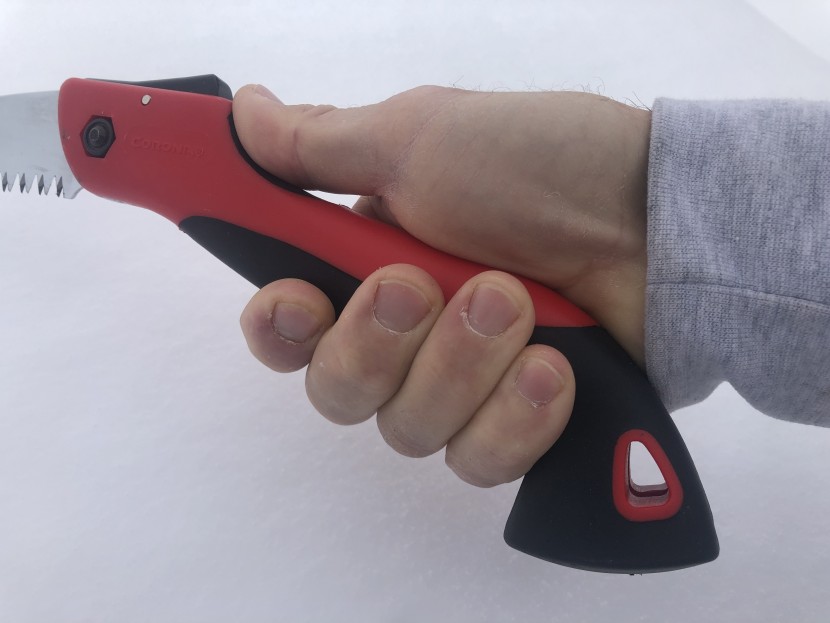 folding saw - the corona&#039;s highly ergonomic grip makes it easy to saw.
