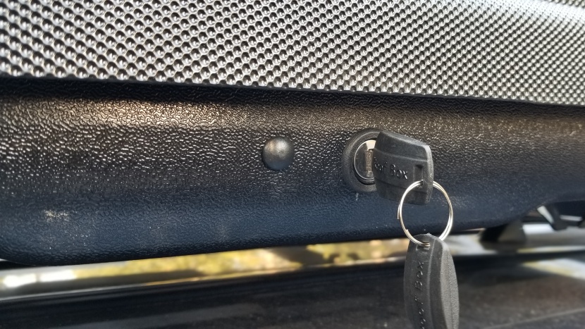 goplus rooftop carrier - the goplus cargo carrier has a run-of-the-mill locking mechanism.