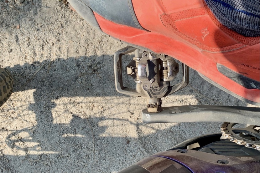 shimano me700 - while the fore and aft bars don&#039;t contact the shoe while pedaling...