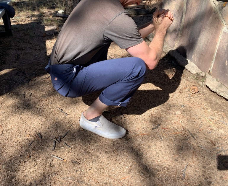 pants mens - checking the range of motion on the dickies original 874.