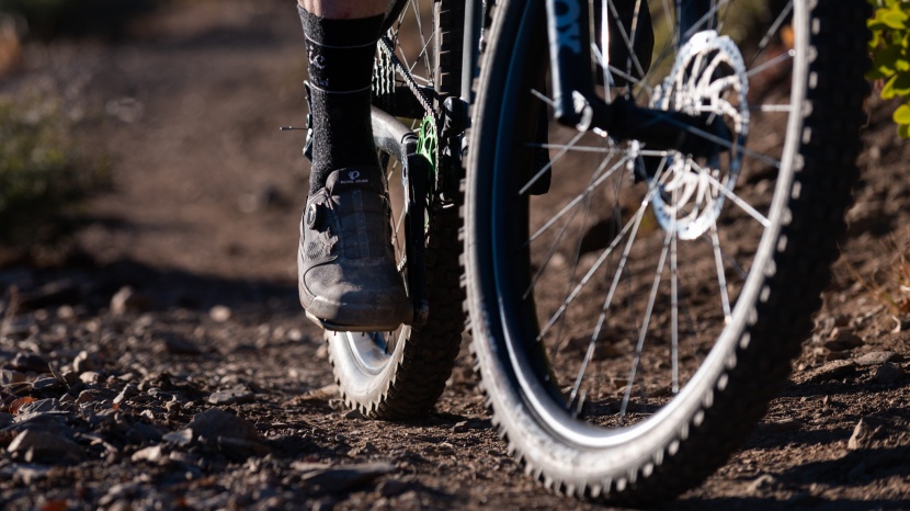 mountain bike flat shoes - the pearl izumi x-alp launch is a stiff and rigid shoe that...