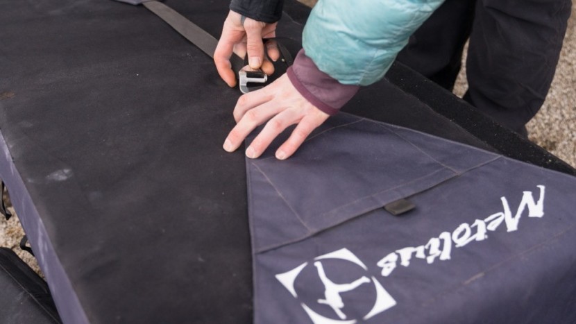 metolius magnum - two flaps and one buckle are all it takes to secure this pad in its...