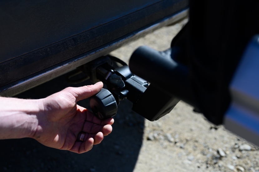 thule easyfold xt 2 - this lockable knob tightens the hitch into the receiver without the...