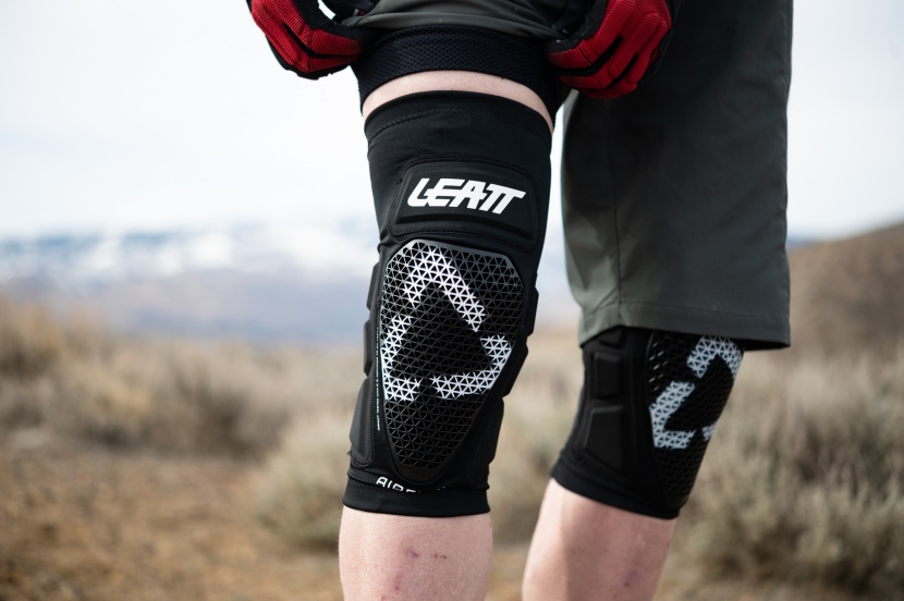 leatt airflex pro - these pads have a dialed fit that cups the kneecap well with no...