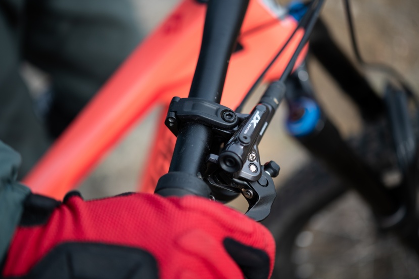 4-piston shimano xt brakes help make the delano peak easy to control.