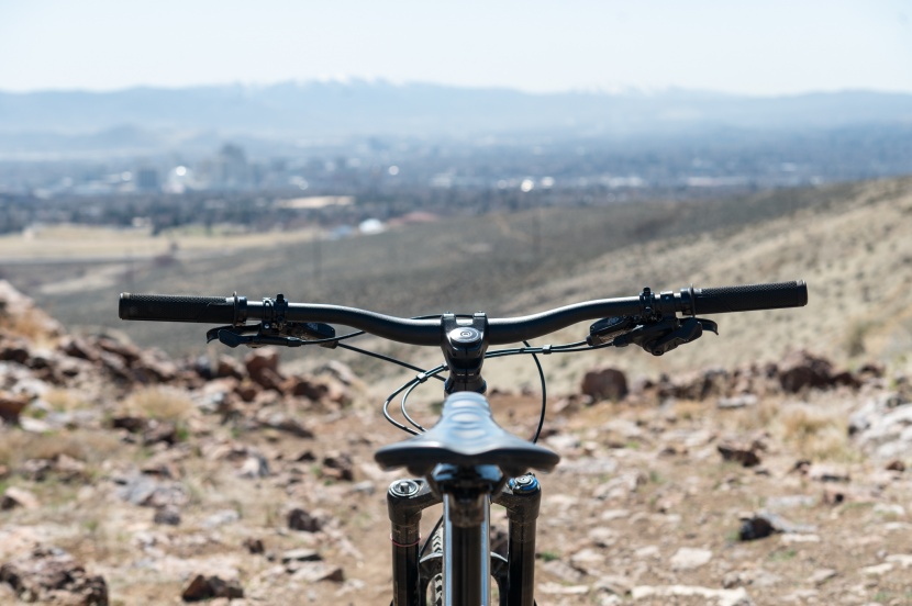 the cockpit setup is pretty dialed. nice wide bar, short, stiff...