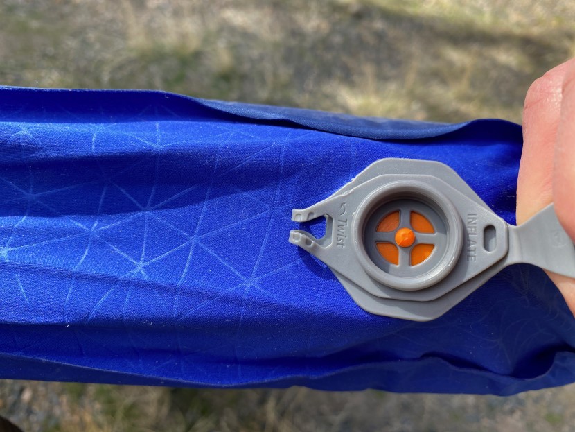 sea to summit comfort deluxe si - there is a two way valve for inflation and deflation. you can twist...