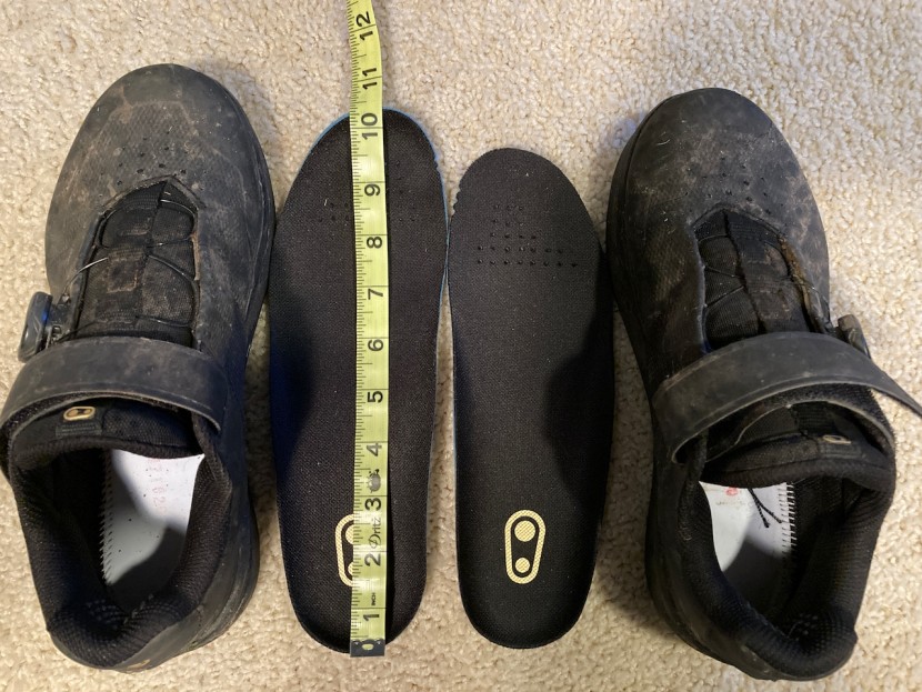crankbrothers stamp boa- unisex - here you can see how differently sized the left and right insoles...