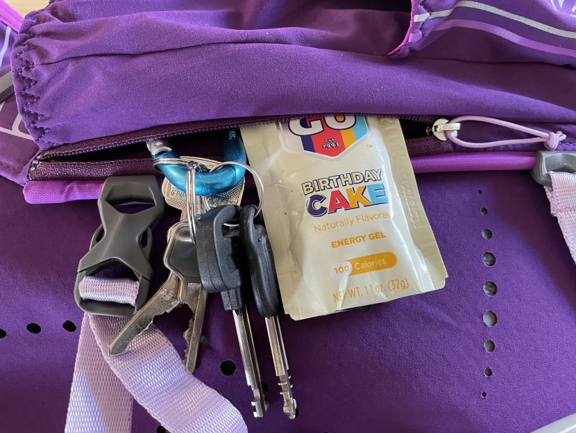 nathan vaporhowe 2.0 12l - plenty of space for stashing the trail essentials.