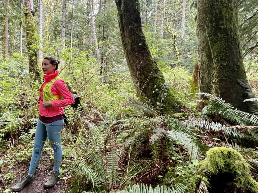 nathan pinnacle 12l  for women - upon first glance, the pinnacle may not look like it has 15 full...