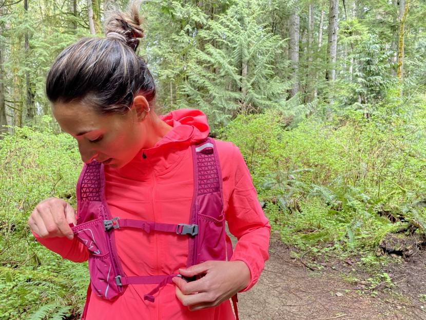 nathan trailmix 7l for women - the right breast panel of the trailmix has a double-layer pocket and...