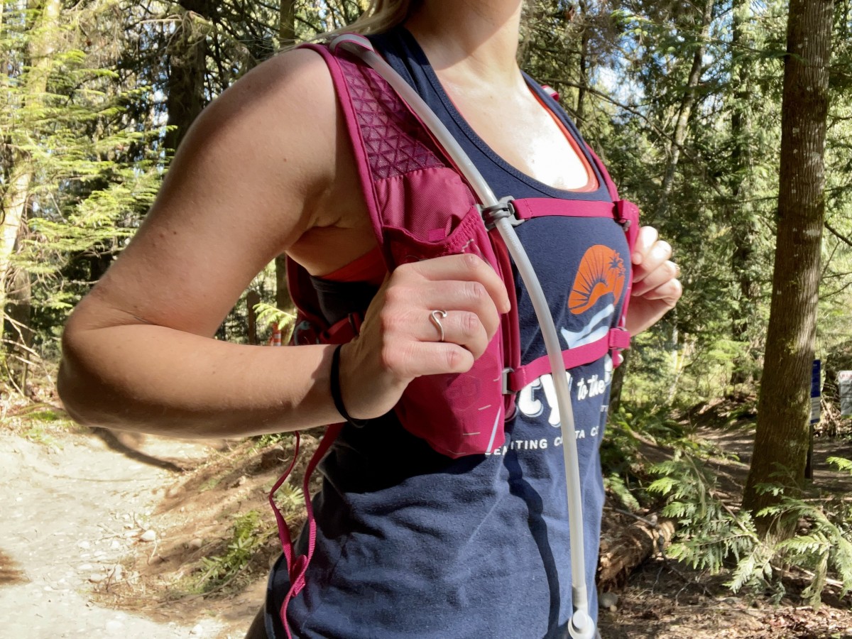 Nathan TrailMix 7L - Women's Review (The Nathan Trailmix 7 is comfortable to wear, and easy to use with highly accessible pockets on the front.)