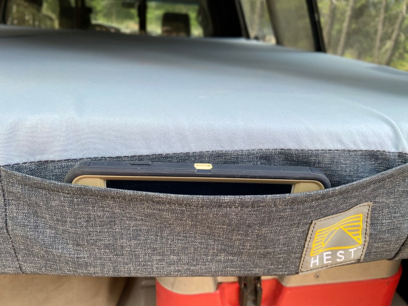 hest dually - there are two storage pockets, ideal for a phone, headlamp or keys.