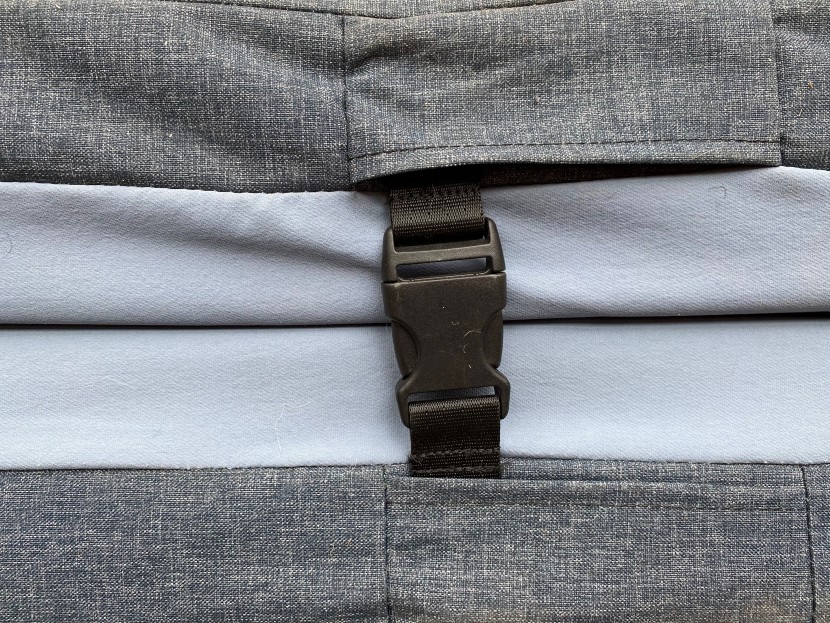 hest dually - two solid buckles aid in keep the mattress closed for transport.