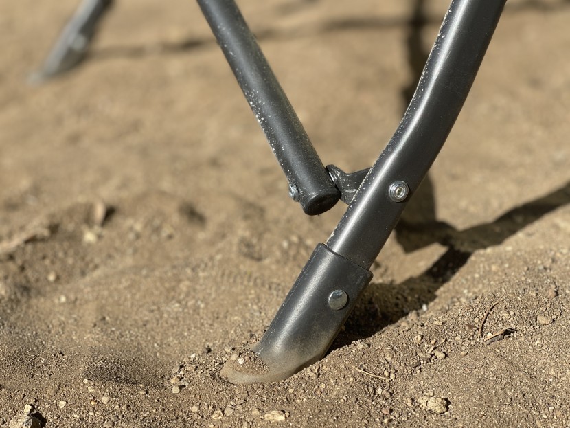 gci outdoor comfort pro - the design of this odd little bracket on the back legs of the chair...