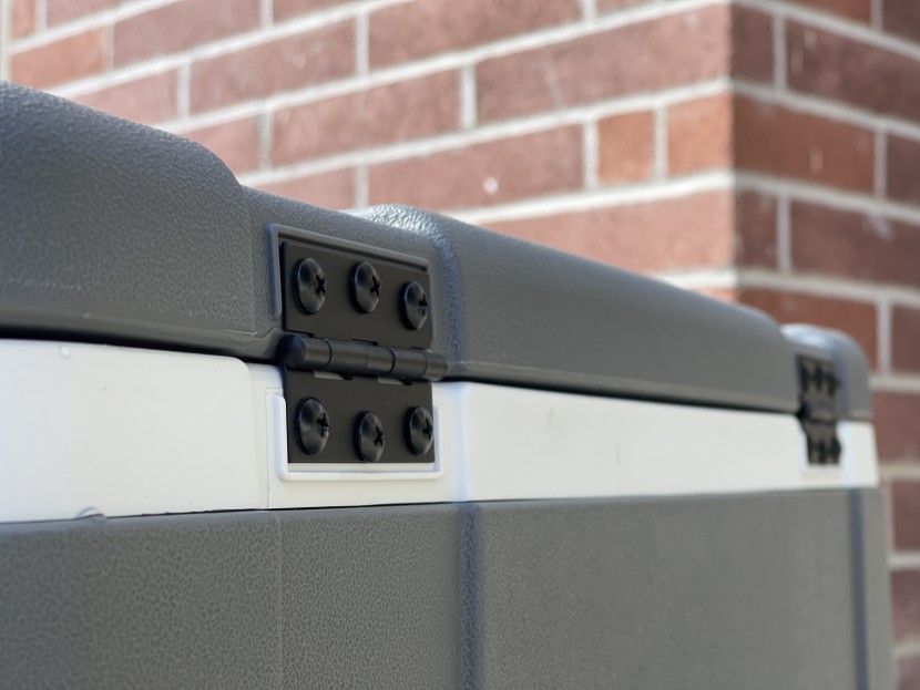 igloo mission 50 - the mission 50's hinges aren't particularly impressive and creak...