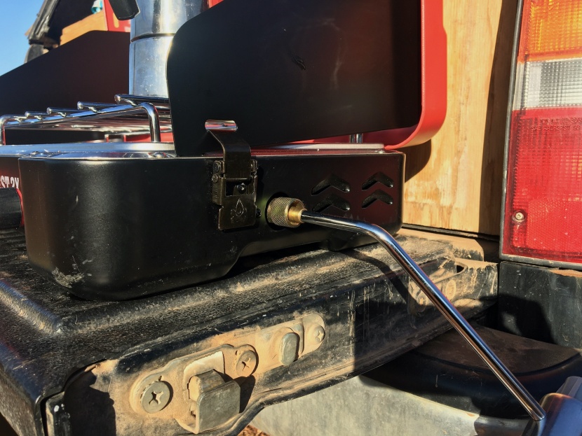 camp chef everest 2x - the beefy side latches double as wind-screen and stove-closure...