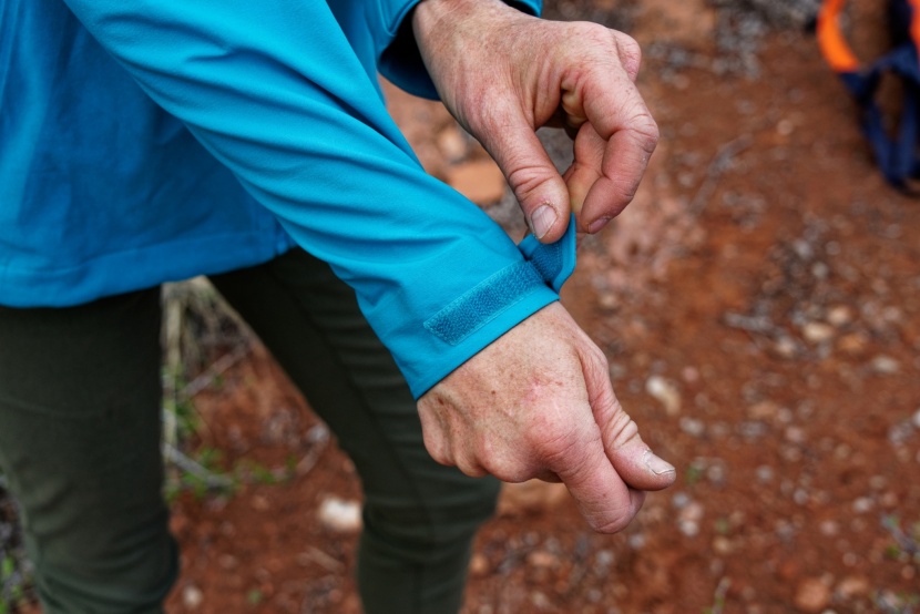 marmot rom 2.0 for women - with features like velcro-enclosures around the wrists for...