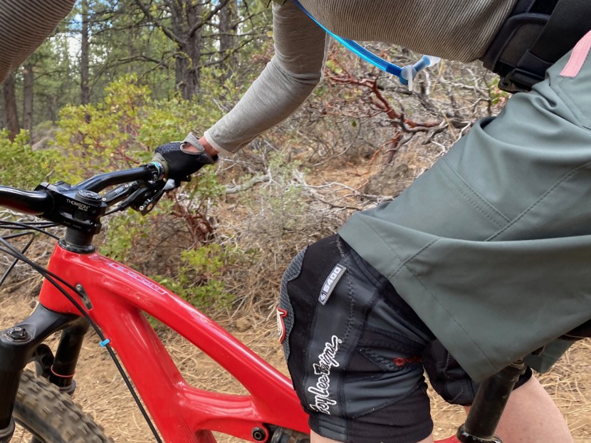 flylow gear eleanor shorts - a 12 1/2" inseam makes these shorts compatible with knee pads.