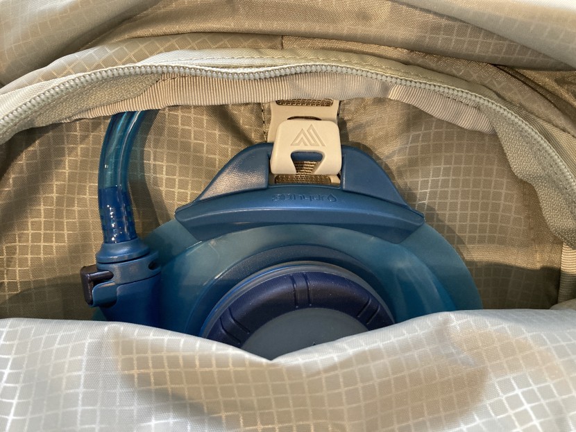 gregory nano 18 h2o - the bladder&#039;s quick connect is located at the top of the bladder...