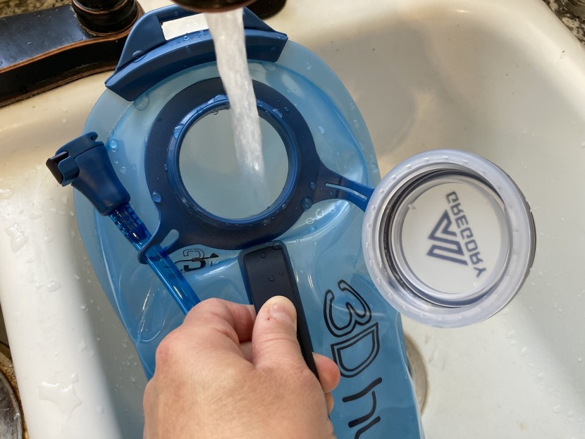 gregory nano 18 h2o - the integrated handle makes holding the bladder easy while filling.