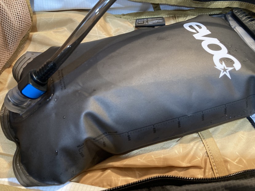 evoc ride 12l - the 2l bladder is easy to access and a quick connect at the bladders...