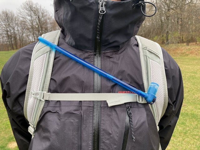 gregory nano 18 h2o - the hydration hose is rather short and just reached the magnet on...